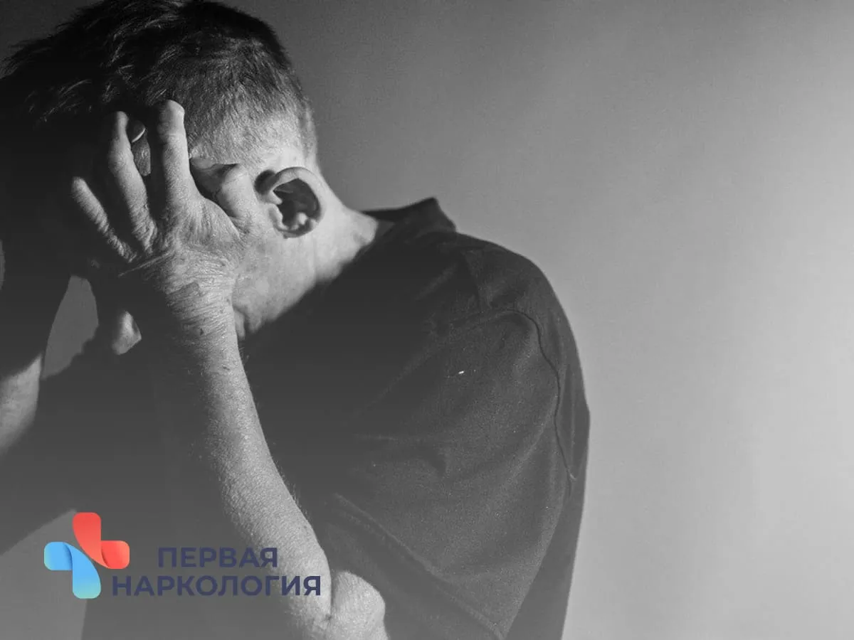 Мужчина держится за голову